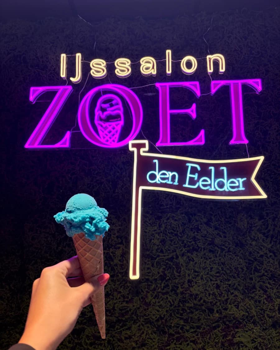 Een hoorntje ijs voor het neonlogo van IJssalon Zoet den Eelder